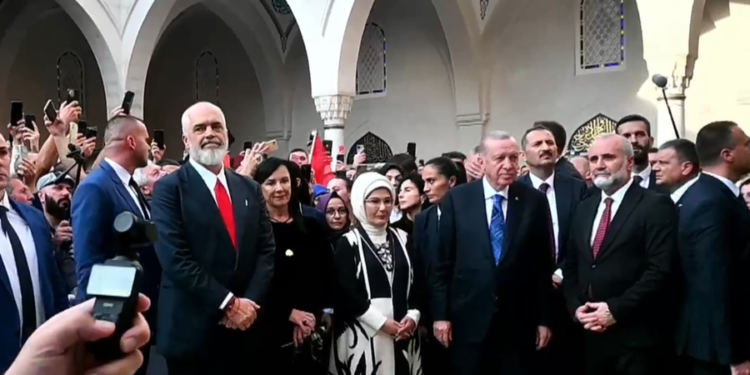 REAGIMET në Kosovë/ Erdogan miliarda investime në Serbi, shqiptarëve po u ndërton xhami