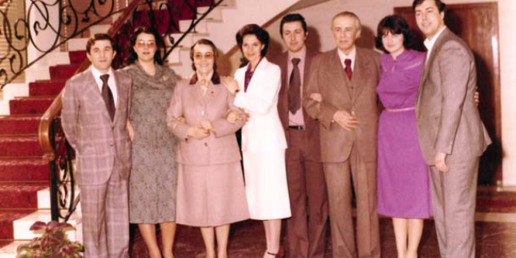  DOKUMENTI: Enver Hoxha, si çdo gjë tjetër falsifikoi dhe ditëlindjen e tij!