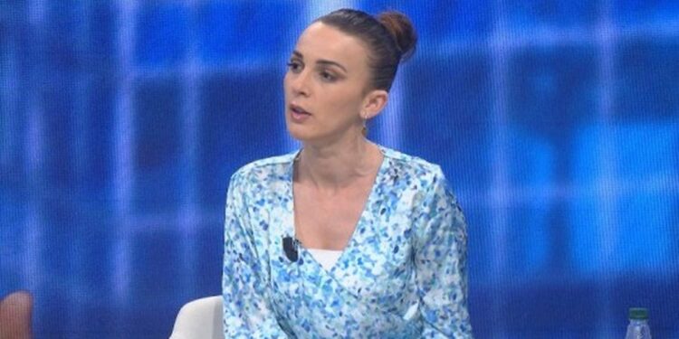 Goditën me shishe qelqi Klea Prengën, gazetarja plas ‘bombën’ për motrat Berisha: E kanë bërë dhe me vajza të tjera, ka fakte!