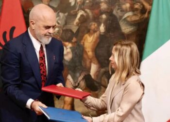 Lajm i fundit: Gjykata hedh poshtë paktin për emigrantët