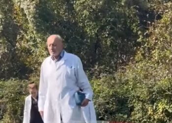 HISTORI FRYMËZUESE/ 75-vjeçari që bën 92 kilometra për t’iu shërbyer të sëmurëve në fshatrat rreth Fierzës