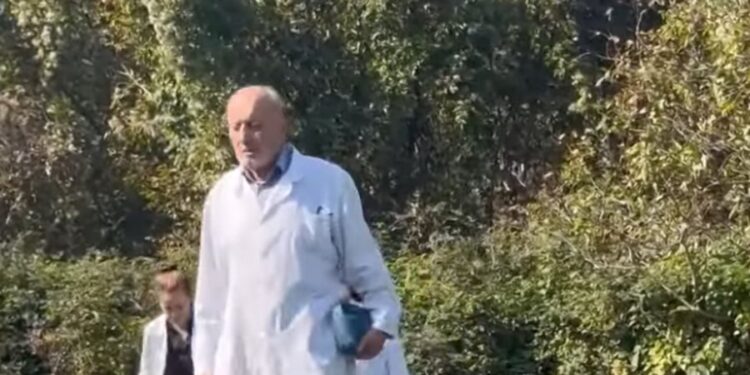 HISTORI FRYMËZUESE/ 75-vjeçari që bën 92 kilometra për t’iu shërbyer të sëmurëve në fshatrat rreth Fierzës