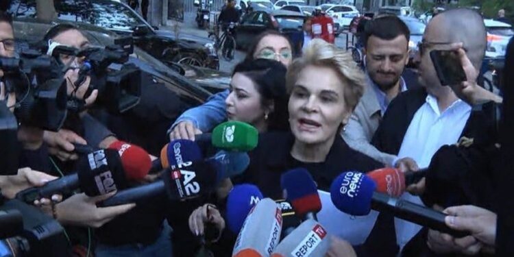 Monika Kryemadhi mbërrin në GJKKO: Erdha të përballem me drejtësinë e kastruar, nxorën sekretin hetimor