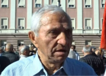 “Kërkoj pension 400 mijë lekë”, i moshuari protestë para Kryeministrisë: Presidenti 4 MILION lekë është vetëm 1 kukull, deputetët…