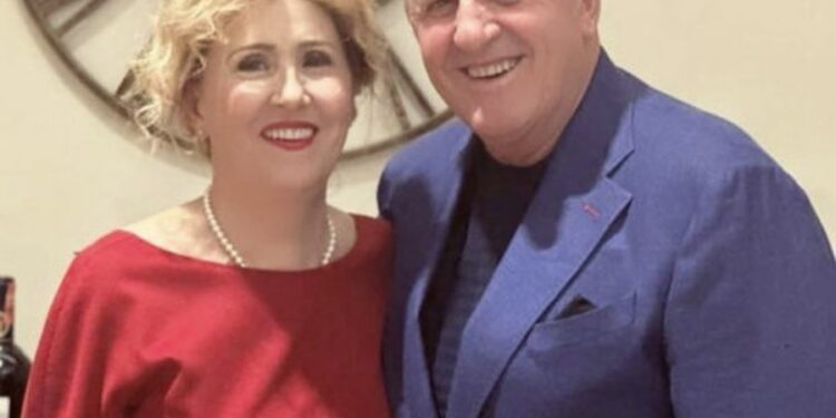 FOTO/ Agron Llakaj prek me FJALËT për bashkëshorten: Po endem në lëndinën e lotëve dhe mallit të çmendur për ty