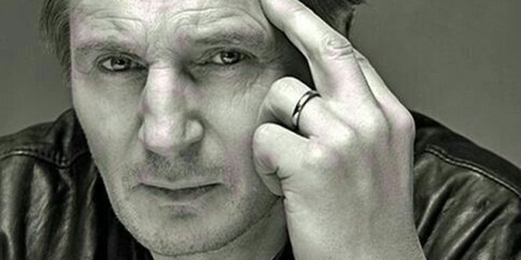 Kaq ishte! Ikona e filmave aksion mbyll dritaren e një rruge të gjatë