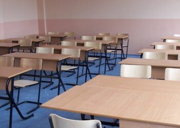 ALARMANTE! Në shkollat e Tiranës nxënësit konsumojnë “çamçakëz” që vë i në gjumë, mësuesit NJOFTOJNË: Është DROGË…