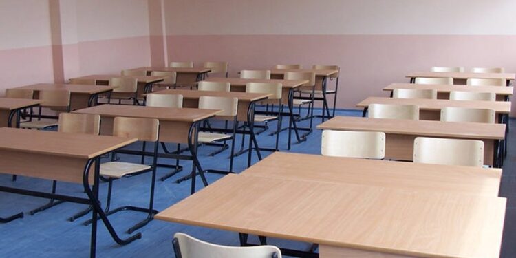 ALARMANTE! Në shkollat e Tiranës nxënësit konsumojnë “çamçakëz” që vë i në gjumë, mësuesit NJOFTOJNË: Është DROGË…