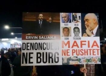 FOTOLAJM/ “Denoncuesi në burg, mafia në pushtet”, pankarta me mesazhin pikant në protestën te mbikalimi i Kamzës