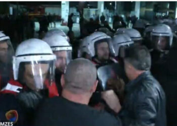 Tension në mosbindjen civile, Noka përplaset me forcat e policisë