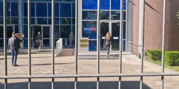 Dyshohet se hodhi benzinë në Kuvend, deputetja Elda Hodi paraqitet në SPAK