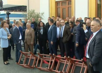 Tensione në Kuvend! Deputetët e opozitës nxjerrin karriget në oborr