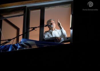 Berisha paralajmëron Ramën: Mos guxo të ndërsesh bastardin e familjes Hoxha dhe narko-komisarin ndaj protestuesve