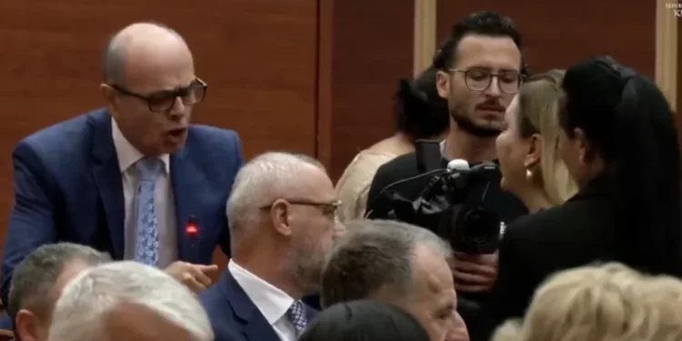 Petro Koçi i hakërrehet Albana Vokshit/ “Kjo është luftë civile”