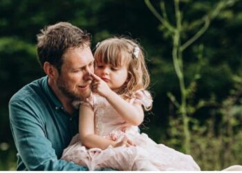 DITËLINDJA/ Kryelegalisti Axhami uron PRINCESHËN GERALDINË