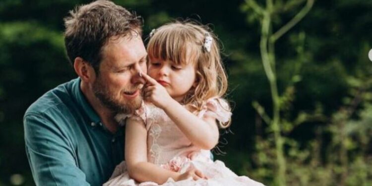 DITËLINDJA/ Kryelegalisti Axhami uron PRINCESHËN GERALDINË