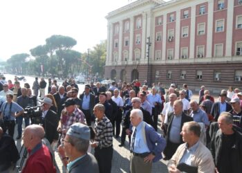 Pensionistët dhe Lëvizja Bashkë protestë te Kryeministria: Hiqni dorë nga korrupsioni, që të na rritet pensioni!