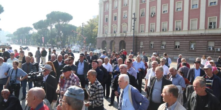 Pensionistët dhe Lëvizja Bashkë protestë te Kryeministria: Hiqni dorë nga korrupsioni, që të na rritet pensioni!