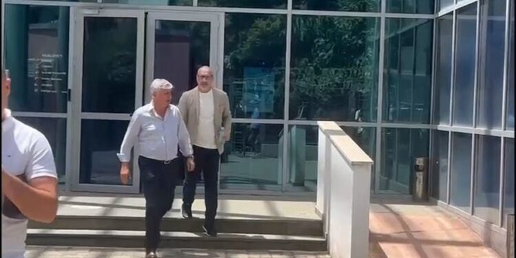 Qëndroi për 1 orë/ Saimir Tahiri del nga dyert e SPAK: U pyeta për “21 Janarin” dhe…