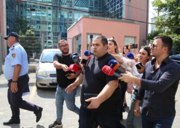 Skandali tek “Onkologjiku”/ GJKKO merr vendimin për mjekun Edmond Gashi, i bllokohet pasaporta…