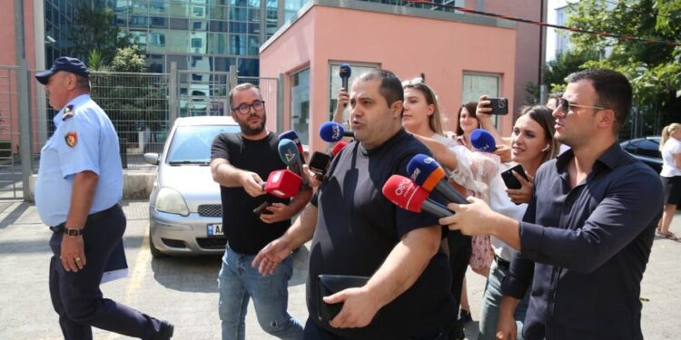 Skandali tek “Onkologjiku”/ GJKKO merr vendimin për mjekun Edmond Gashi, i bllokohet pasaporta…