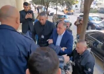 Ilir Beqaj lë qelinë, i prangosur dhe i rrethuar nga policia transferohet në…