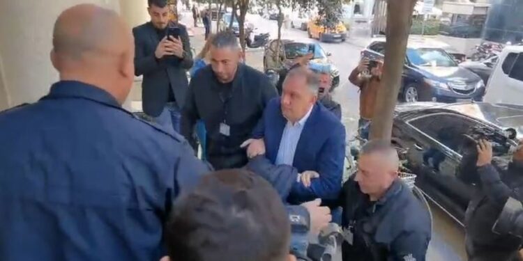 Ilir Beqaj lë qelinë, i prangosur dhe i rrethuar nga policia transferohet në…