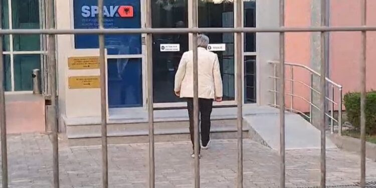 FOTO/ Kryebashkiaku i Shkodrës, Benet Beci paraqitet në SPAK