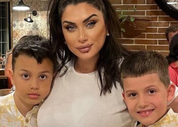 Djali i Alban Hoxhës festoi dje ditëlindjen, urimi që mori nga njerka e tij, Çiljeta!