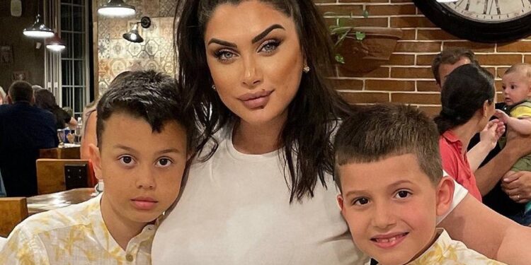 Djali i Alban Hoxhës festoi dje ditëlindjen, urimi që mori nga njerka e tij, Çiljeta!