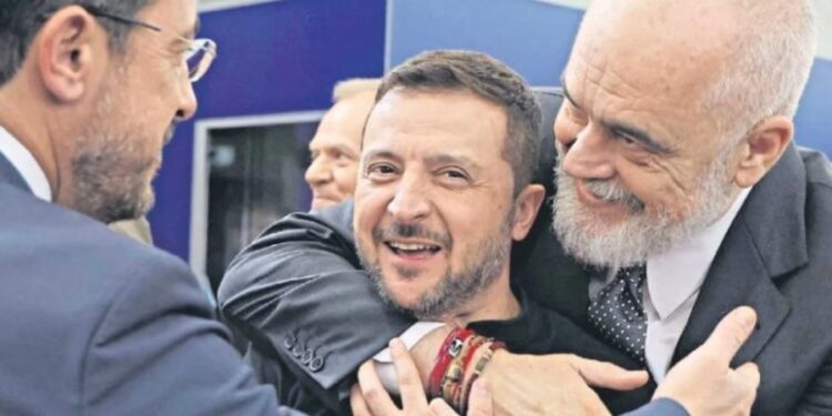 Një përqafim i ngrohtë “tinëz”, momenti i takimit të Ramës dhe Zelenskyt që mori vëmendjen e të gjithëve