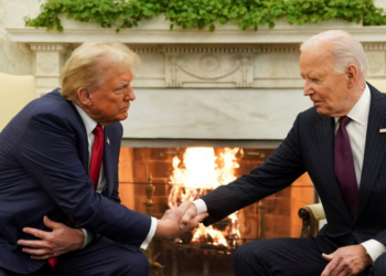 FOTO/ Donald Trump dhe Joe Biden shtrëngojnë duart, nis takimi në Shtëpinë e Bardhë