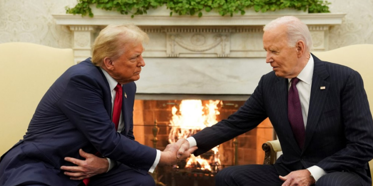 FOTO/ Donald Trump dhe Joe Biden shtrëngojnë duart, nis takimi në Shtëpinë e Bardhë