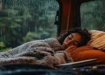 Përse na flihet më shumë gjumë kur është koha me shi?