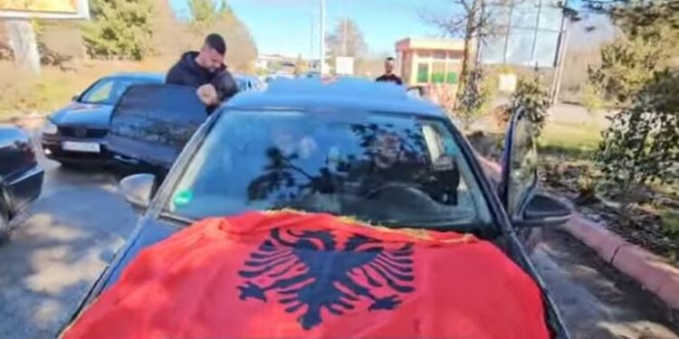 FOTO E DITËS: Me flamuj kuq e zi, shqiptarët nga Maqedonia e Veriut vijnë drejt Tiranës në mbështetje të Kombëtares shqiptare