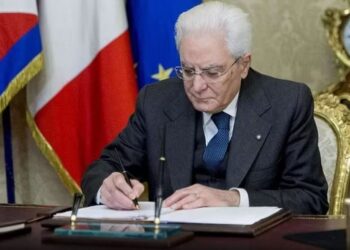 “Mëmësia surrogate një krim universal”/ Presidenti i Italisë Sergio Mattarella firmos ligjin, dënim për ata…