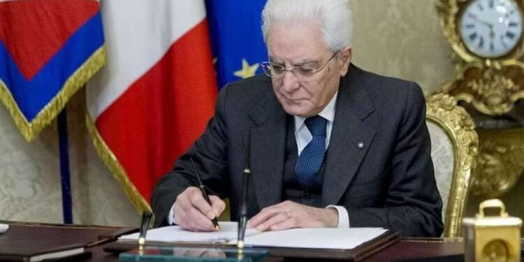 “Mëmësia surrogate një krim universal”/ Presidenti i Italisë Sergio Mattarella firmos ligjin, dënim për ata…
