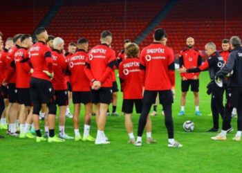 Sfida me Çekinë, Sylvinho dërgon në tribunë 4 futbollistë