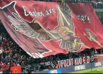 “Shqiponjat janë të uritura”, “TKZ” dhuron spektakël me banderolën gjigante