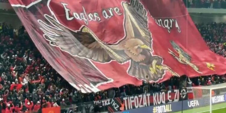 “Shqiponjat janë të uritura”, “TKZ” dhuron spektakël me banderolën gjigante