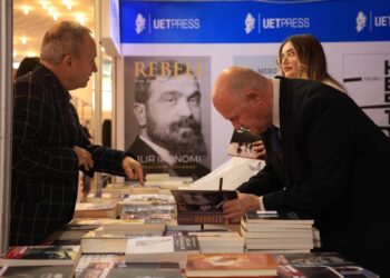 FOTO/ “Rebeli” i Ilir Ikonomit, libri më i shitur deri tani në stendën e UET Press