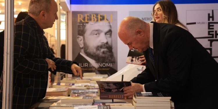 FOTO/ “Rebeli” i Ilir Ikonomit, libri më i shitur deri tani në stendën e UET Press