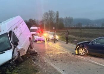 Aksident i RËNDË në Maliq/ Furgoni përplaset me makinën, 7 të plagosur