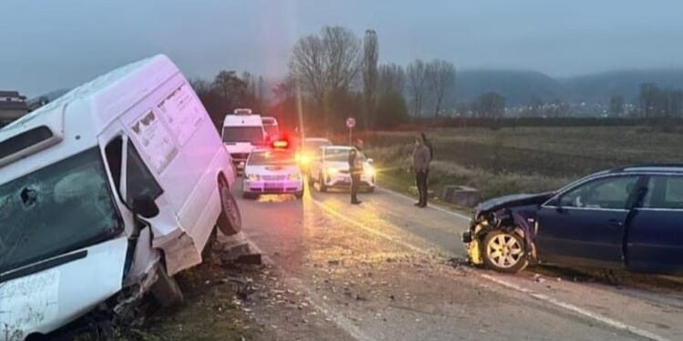 Aksident i RËNDË në Maliq/ Furgoni përplaset me makinën, 7 të plagosur