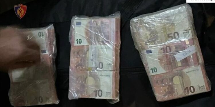 EMRI/ Tentuan të kalonin 331 mijë euro të padeklaruara, arrestohet 36-vjeçari në Muriqan, në hetim një tjetër