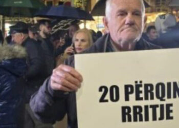 Pensionistët protestojnë para Kuvendit: Të rriten pensionet me 20%