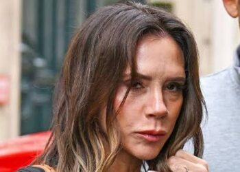 Victoria Beckham zbulon arsyen e vërtetë pse nuk buzëqesh kurrë në foto!
