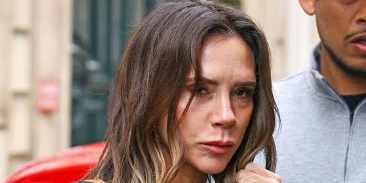 Victoria Beckham zbulon arsyen e vërtetë pse nuk buzëqesh kurrë në foto!