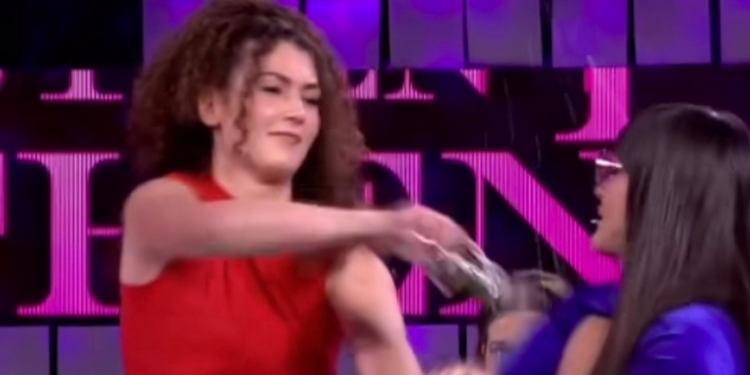 Konkurentë që nuk Përputhen! Plas sherri dhe grushti në studio