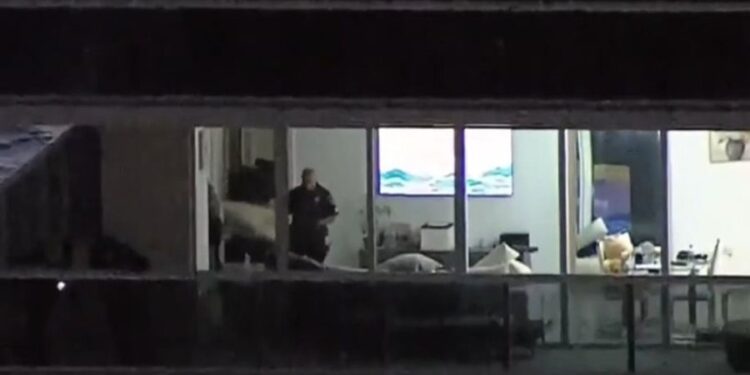 TRONDITËSE/ Vr’ten me ar’më zjarri çifti shqiptar në Amerikë, banorët: Dëgjuam të paktën 6 të shtëna… (DETAJE+EMRAT)